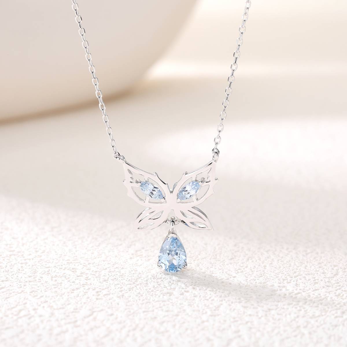 LCB7001银镀18K白金培育海蓝宝蝴蝶项链主石7*5mm/0.8ct